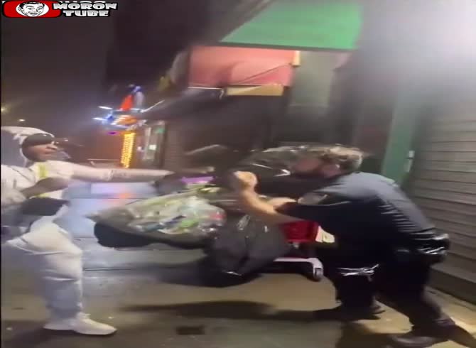 Video: In New York, a confused arrest